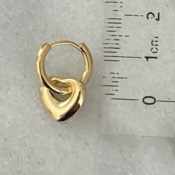 COPY - COPY - Gold Bubble Heart Charm Dangle Huggie Hoop Earrings

Brand New - Picture 4 of 5